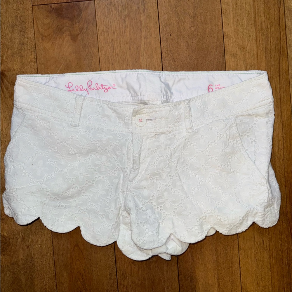 LILLY PULITZER WALSH SHORTS
SIZE 6 
Scalloped bottom detail